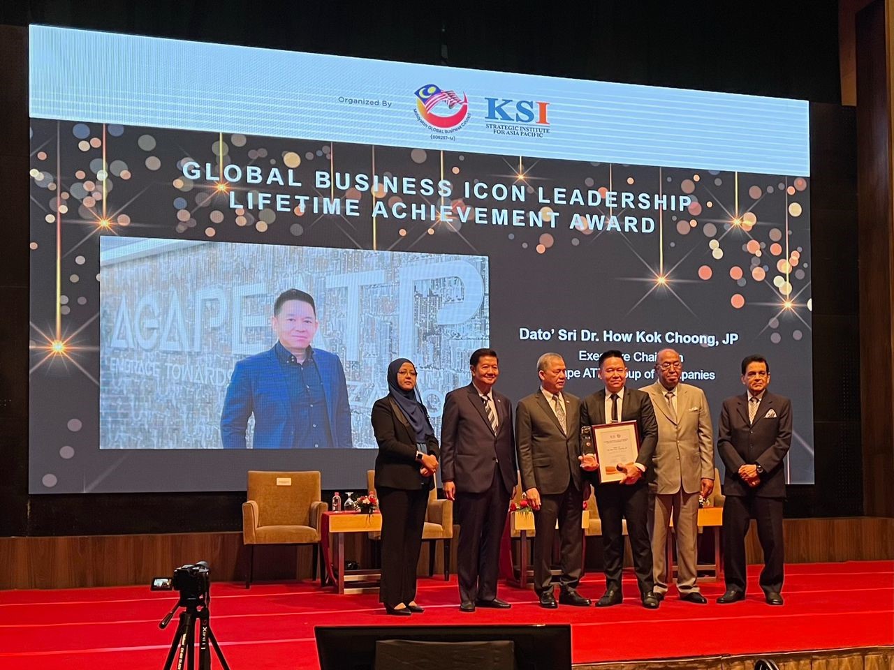 Global Business Icon Award Trophy Presentation